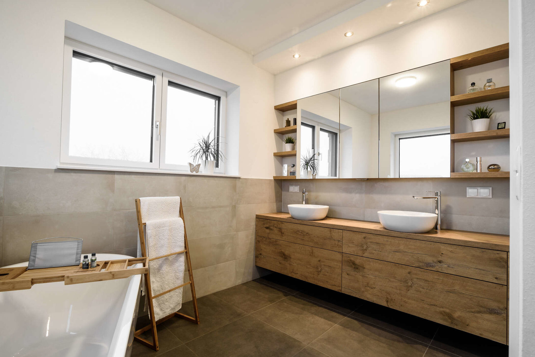 modernes Badezimmer naturholz/weiß